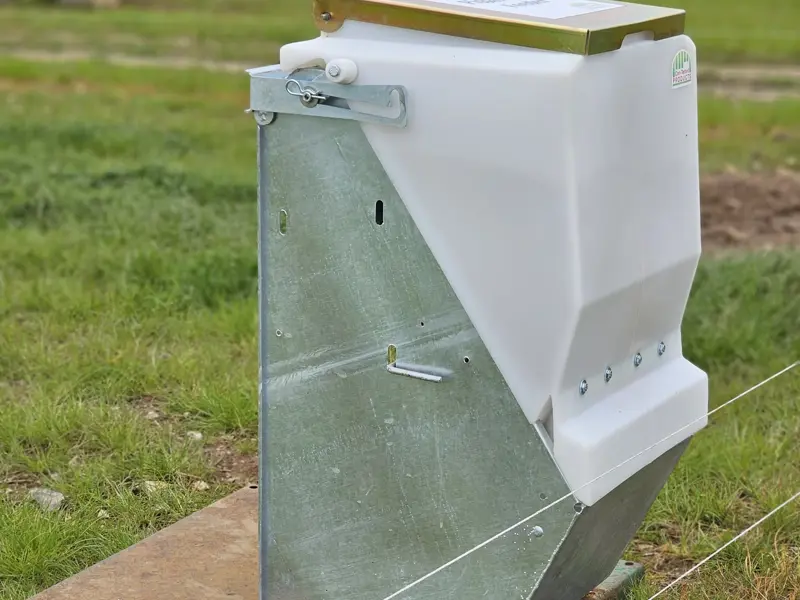 Piggyback feeder on a metal farrow feeder